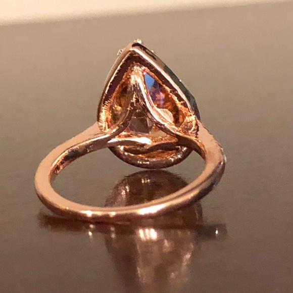 Lovely pear shaped gold color CZ ring - Picture 4 of 8